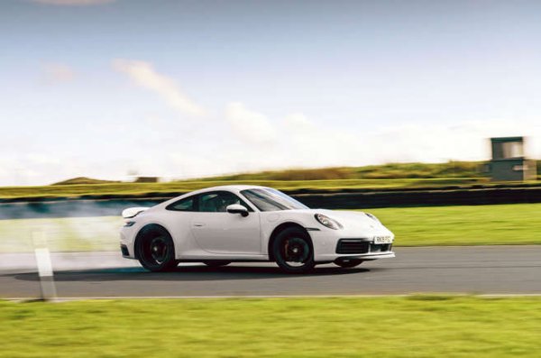 Един доста богат човек навремето каза, че вашето автомобилно образование остава незавършено, докато не сте карали с ожесточение 911. И беше прав. В продължение на 55 години мнозина се опитваха да свалят тази икона от сцената, но не успяха. Това си остава първият избор, ако искате да карате истинска спортна кола във всекидневието. 